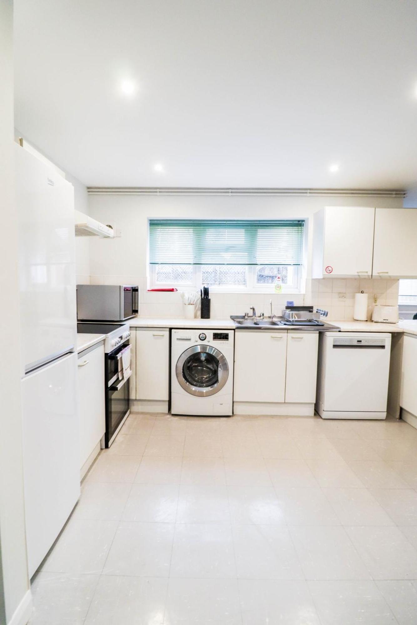 Bright And Spacious Contractor House L Parking! Borehamwood Exterior photo